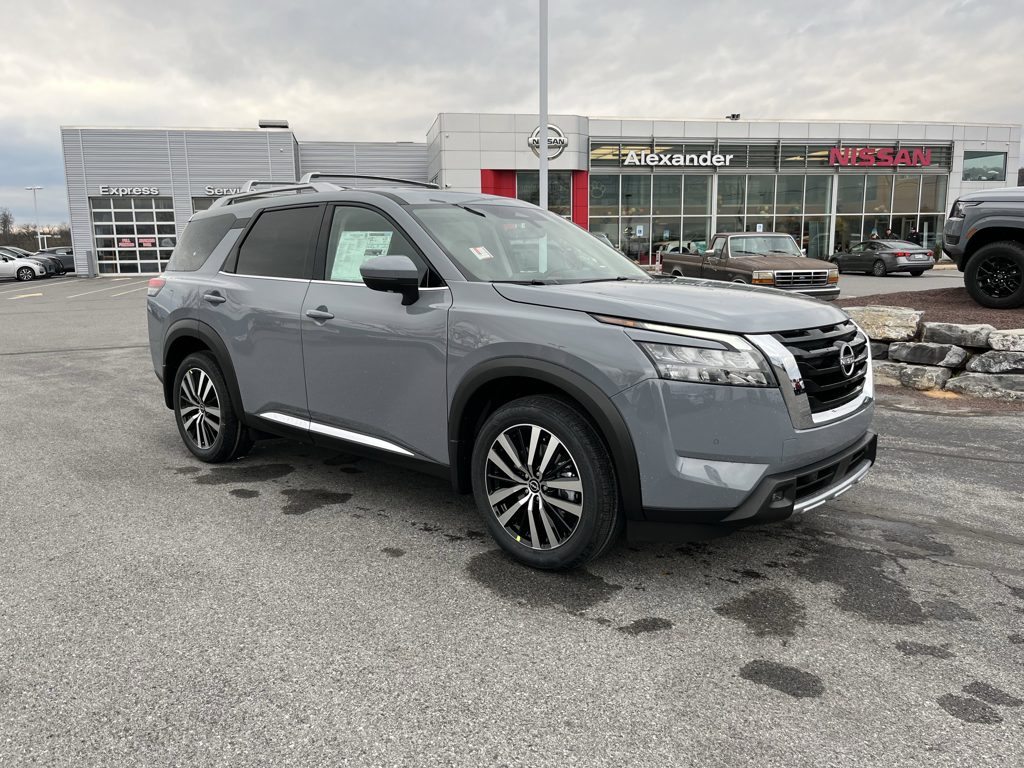 New 2025 Nissan Pathfinder Platinum w/ Cargo Package