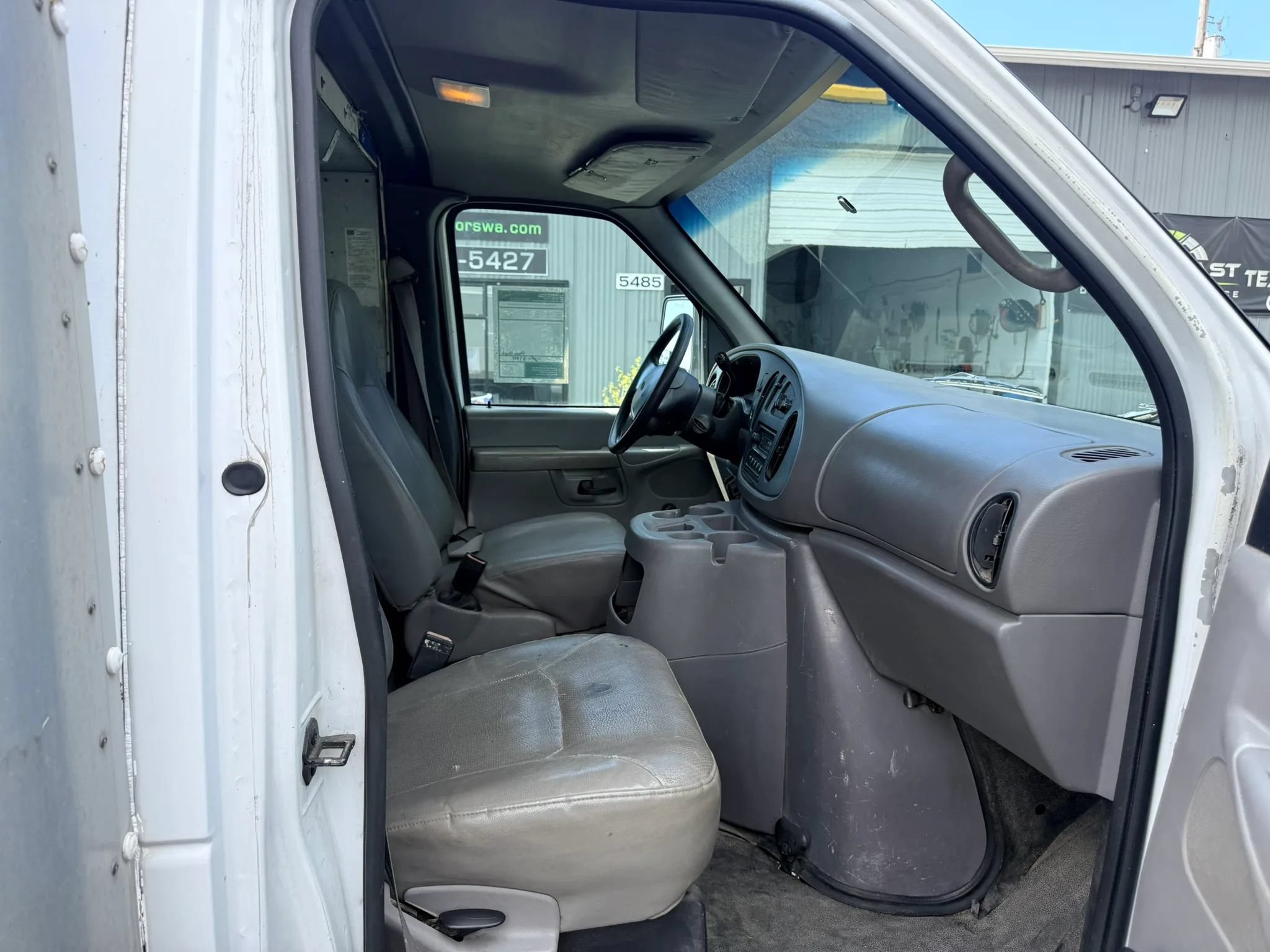 Used 2002 Ford E-350 and Econoline 350 Super Duty RWD image 18
