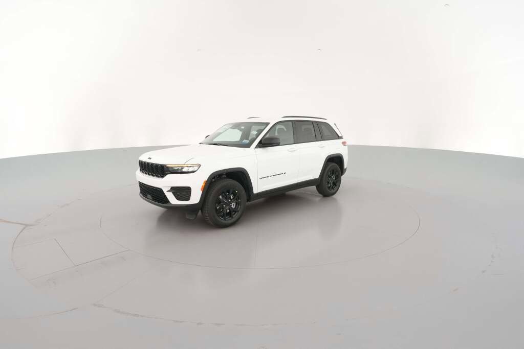 New 2025 Jeep Grand Cherokee Altitude image 4