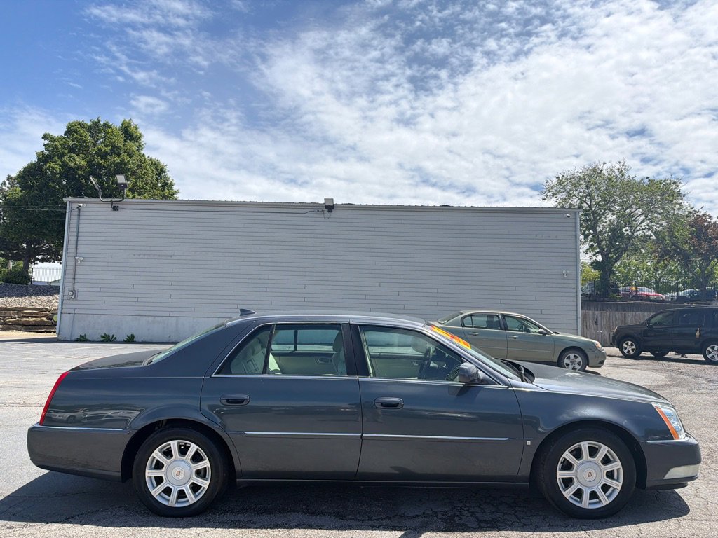 Used 2009 Cadillac DTS w/ Trunk Convenience Package FWD image 5