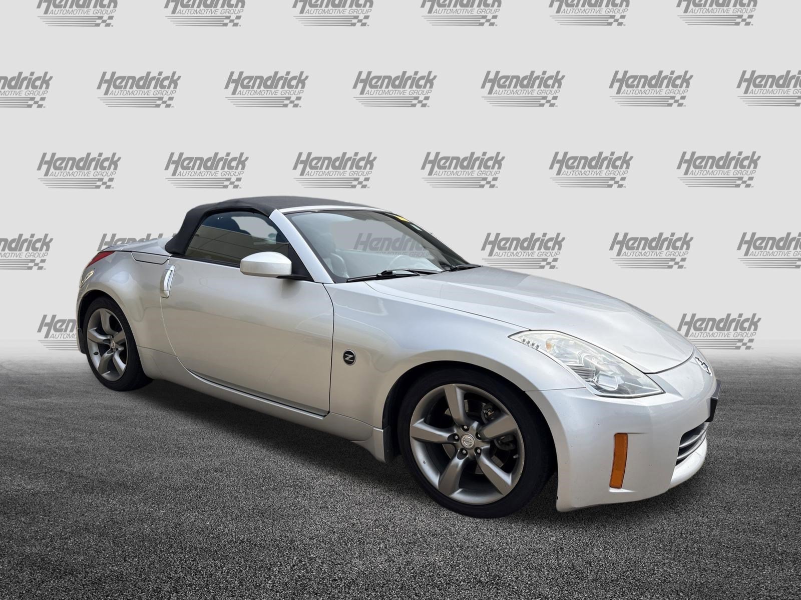Used 2008 Nissan 350Z Touring RWD image 2