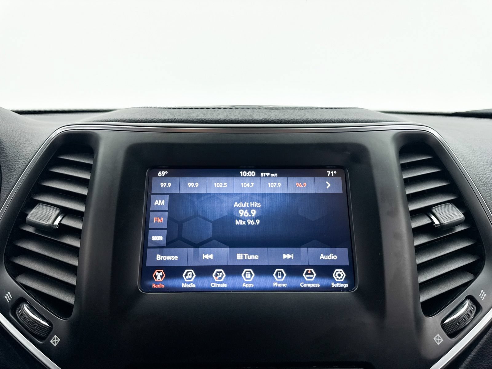Used 2019 Jeep Cherokee Latitude Plus w/ Comfort/Convenience Group AWD/4WD image 5