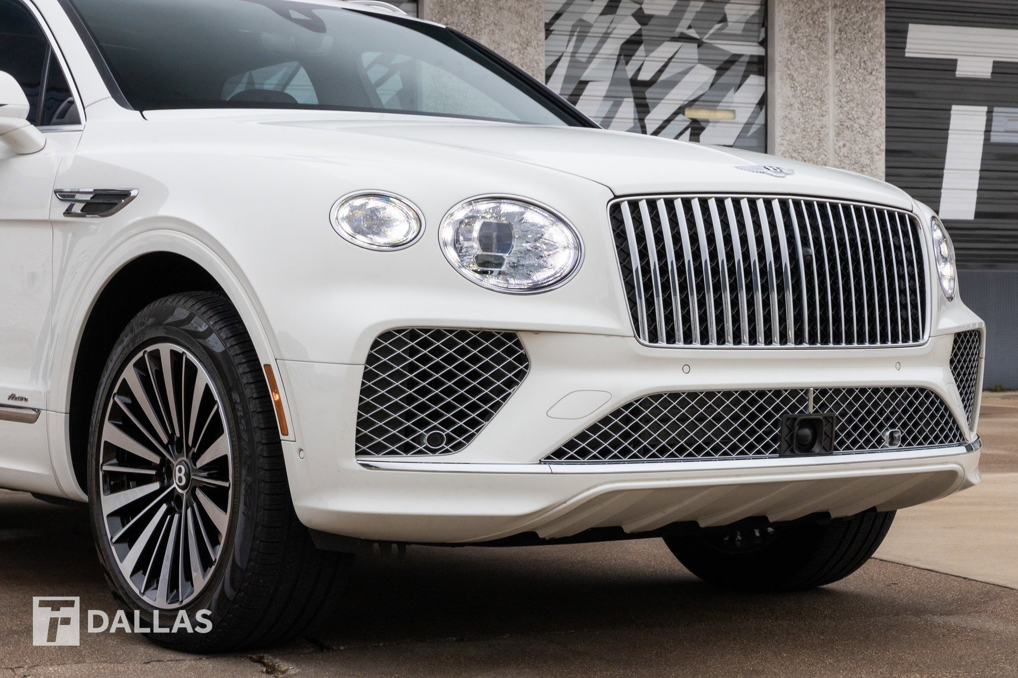 Used 2025 Bentley Bentayga image 2