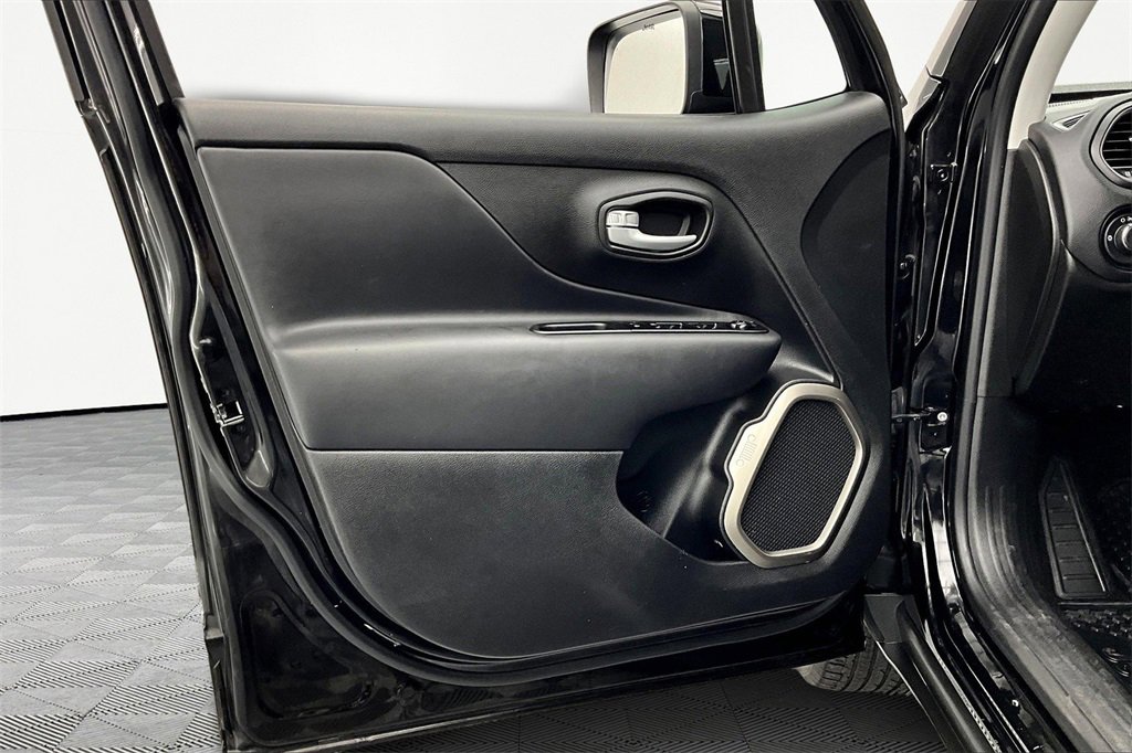 Used 2023 Jeep Renegade Limited image 23