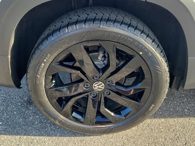 Certified 2023 Volkswagen Taos SE w/ Black Wheel Package FWD image 5