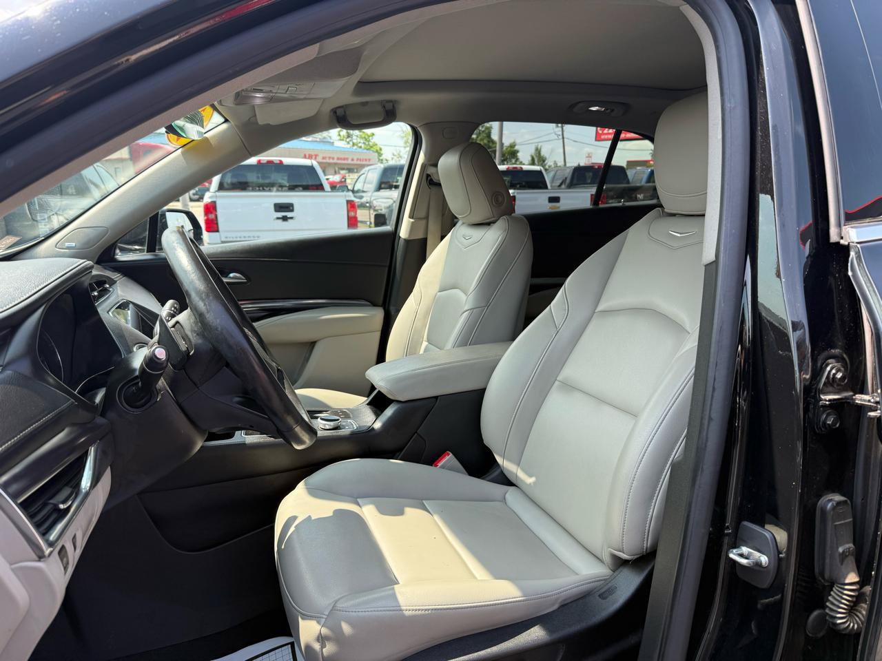 Used 2019 Cadillac XT4 Luxury w/ Cold Weather Package AWD/4WD image 9