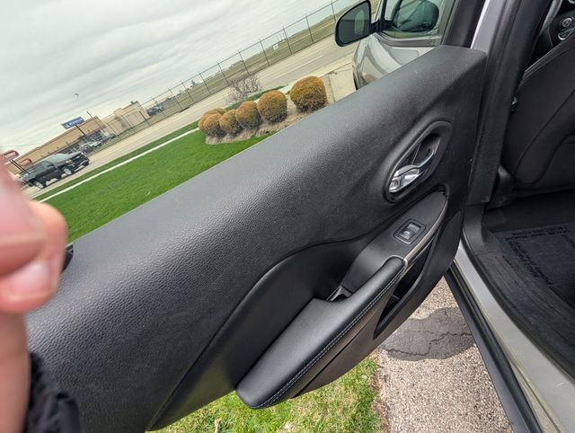 Used 2020 Jeep Cherokee Latitude AWD/4WD image 12