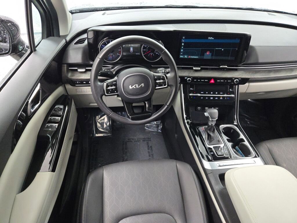 Used 2024 Kia Carnival EX image 19
