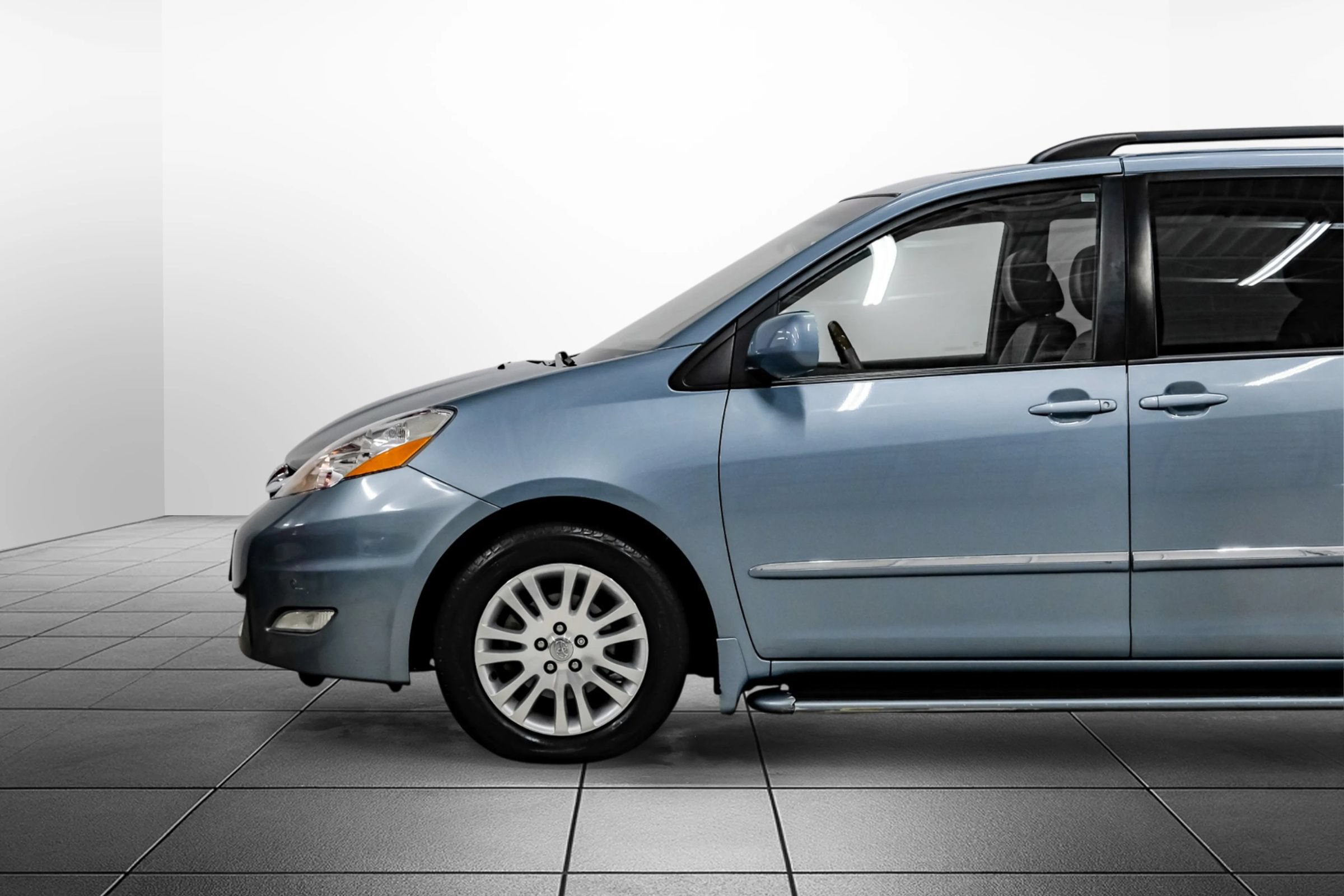 Used 2010 Toyota Sienna XLE Limited FWD image 13
