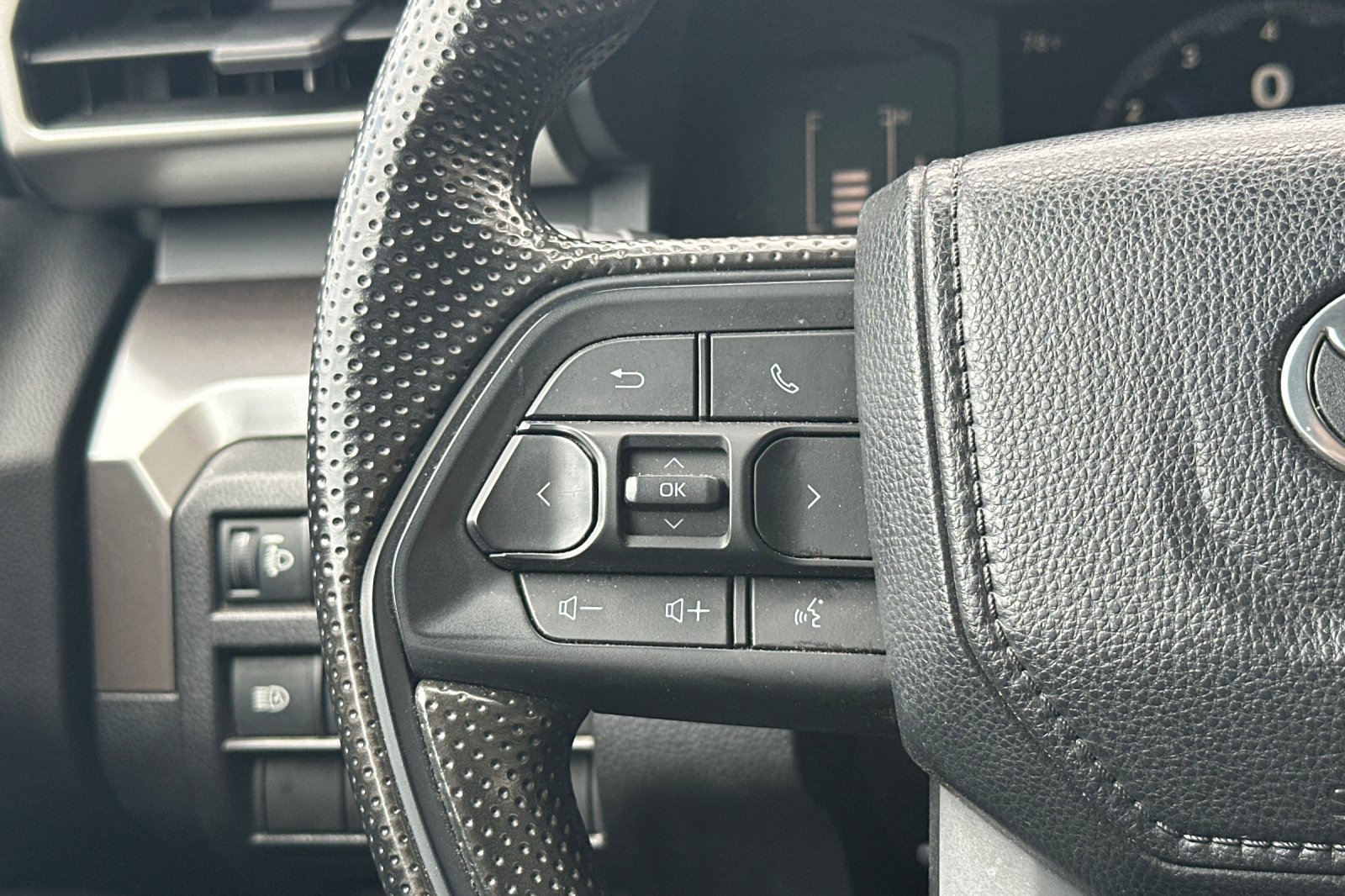 Used 2024 Toyota Tacoma SR5 AWD/4WD image 30