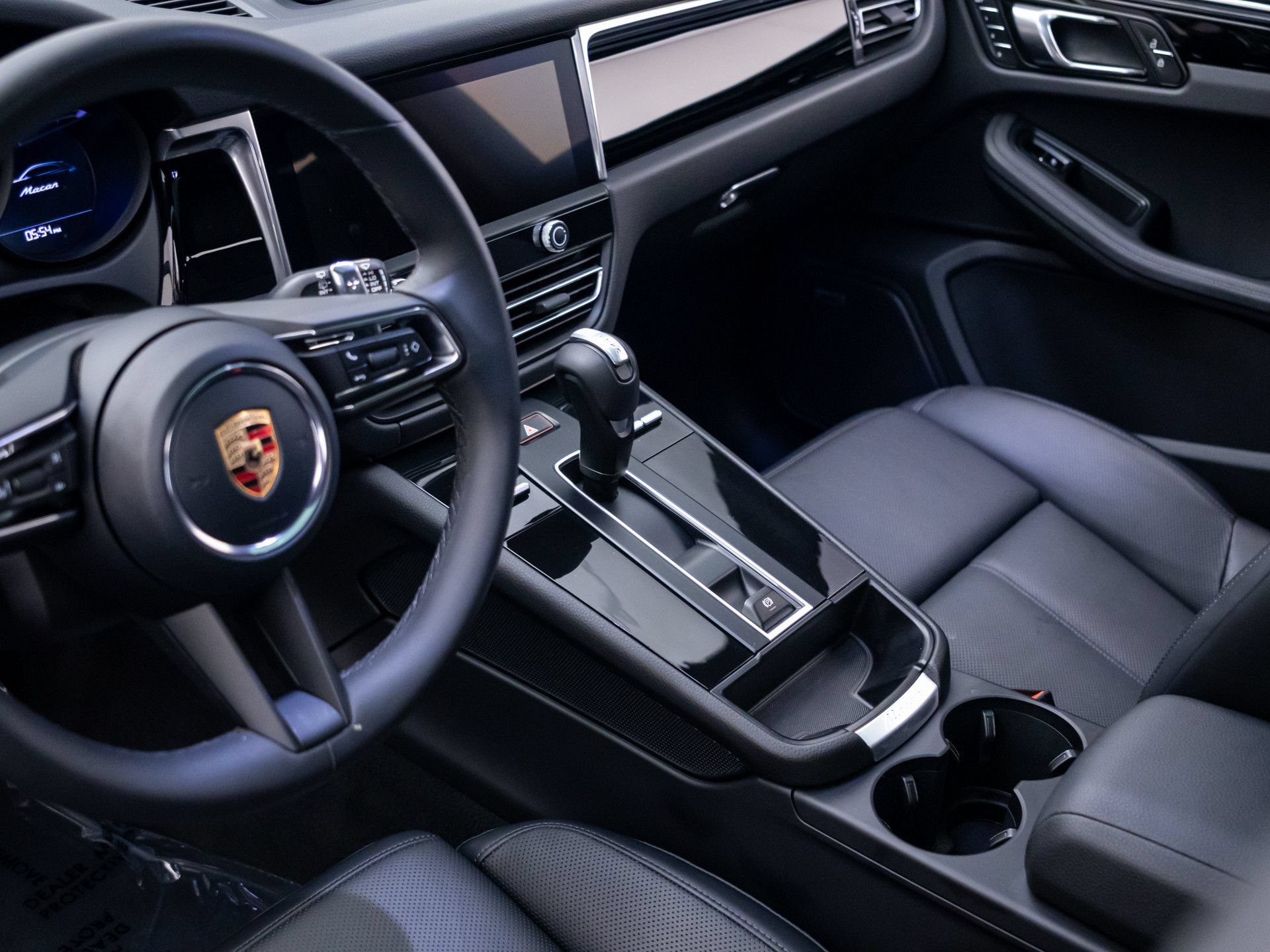 Certified 2025 Porsche Macan AWD/4WD image 13