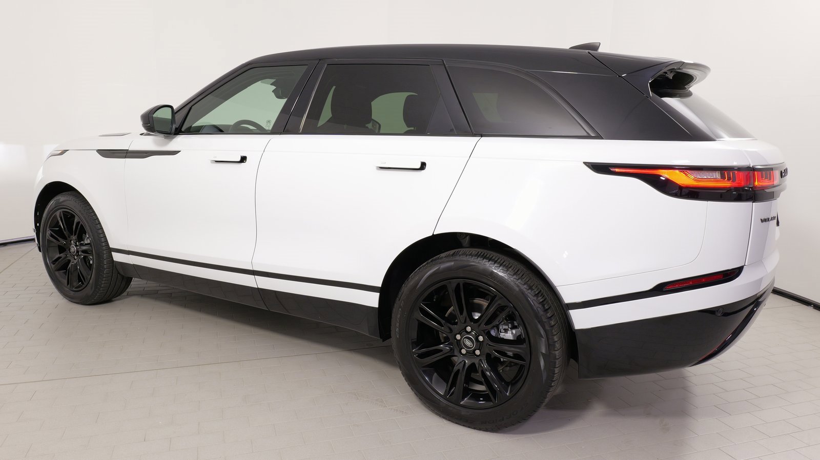 Used 2023 Land Rover Range Rover Velar R-Dynamic S image 15