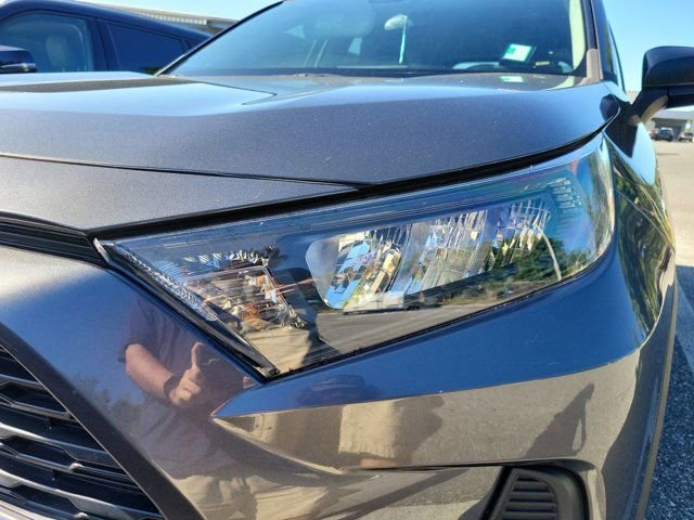 Used 2022 Toyota RAV4 LE image 10