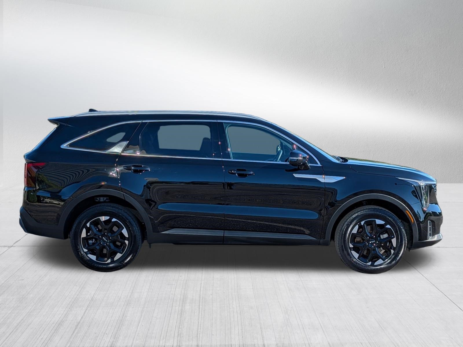 Certified 2025 Kia Sorento S w/ Panoramic Sunroof Package AWD/4WD image 2