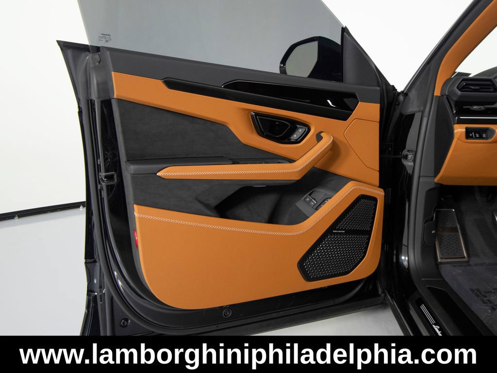 Used 2025 Lamborghini Urus SE AWD/4WD image 12