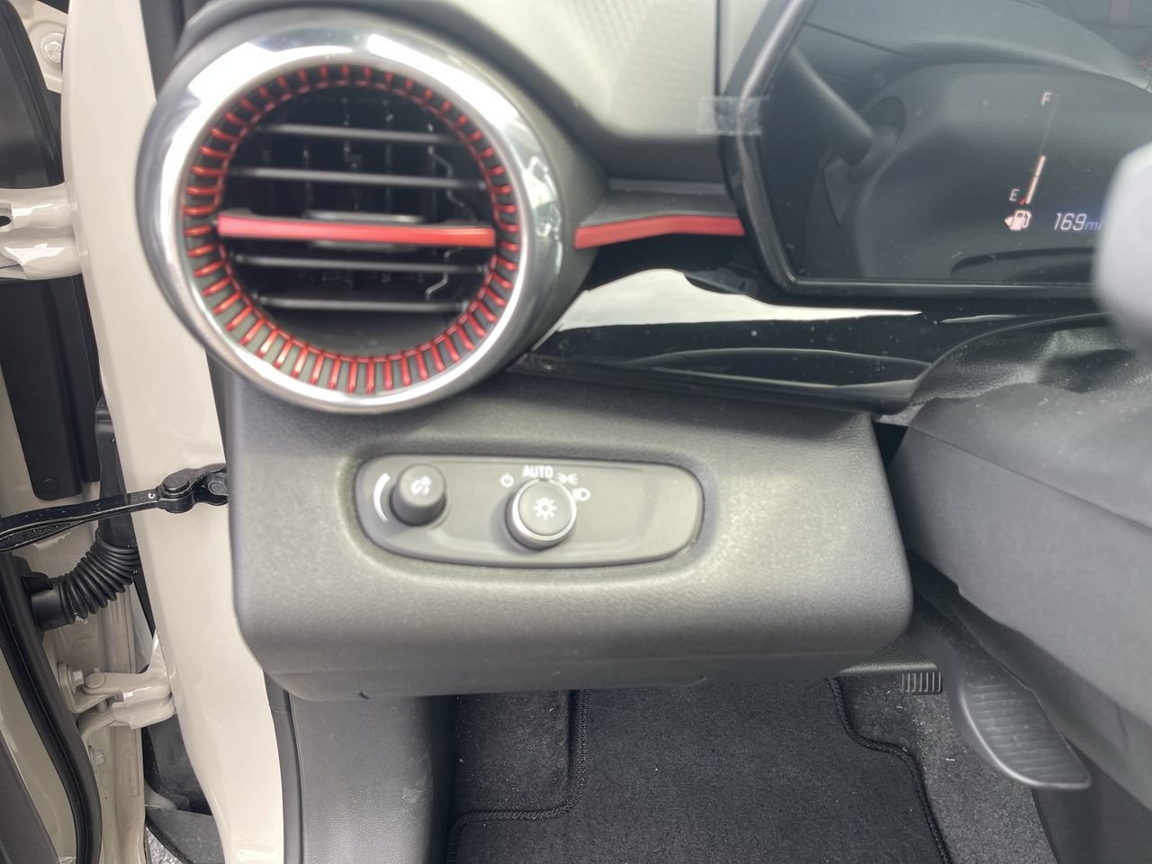 Used 2026 Chevrolet Trax RS w/ Sunroof Package FWD image 17