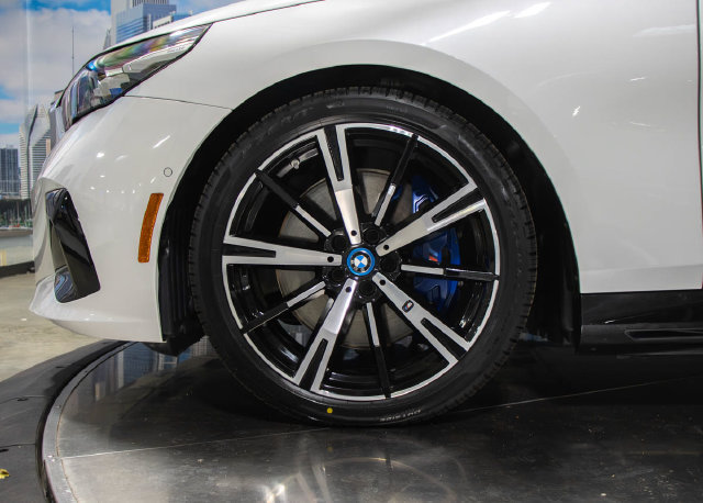 Used 2024 BMW i5 M60 w/ Premium Package AWD/4WD image 5