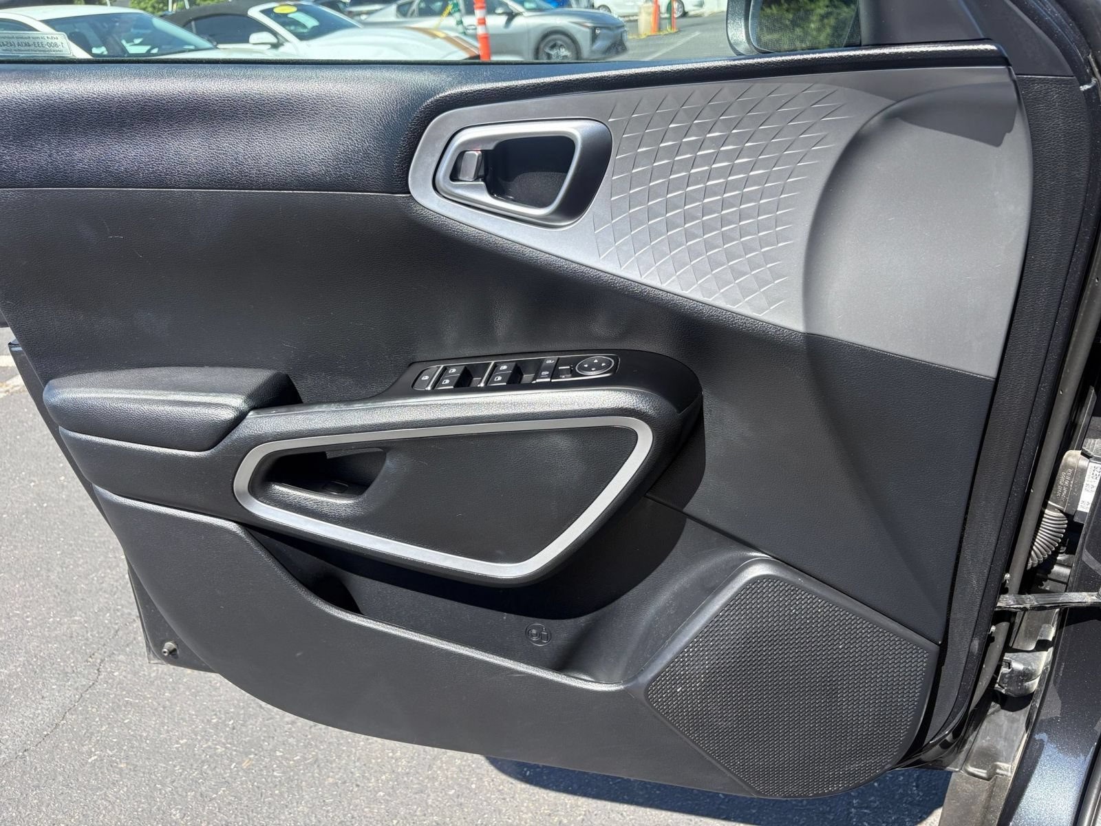 Used 2025 Kia Soul LX w/ LX Technology Package FWD image 18