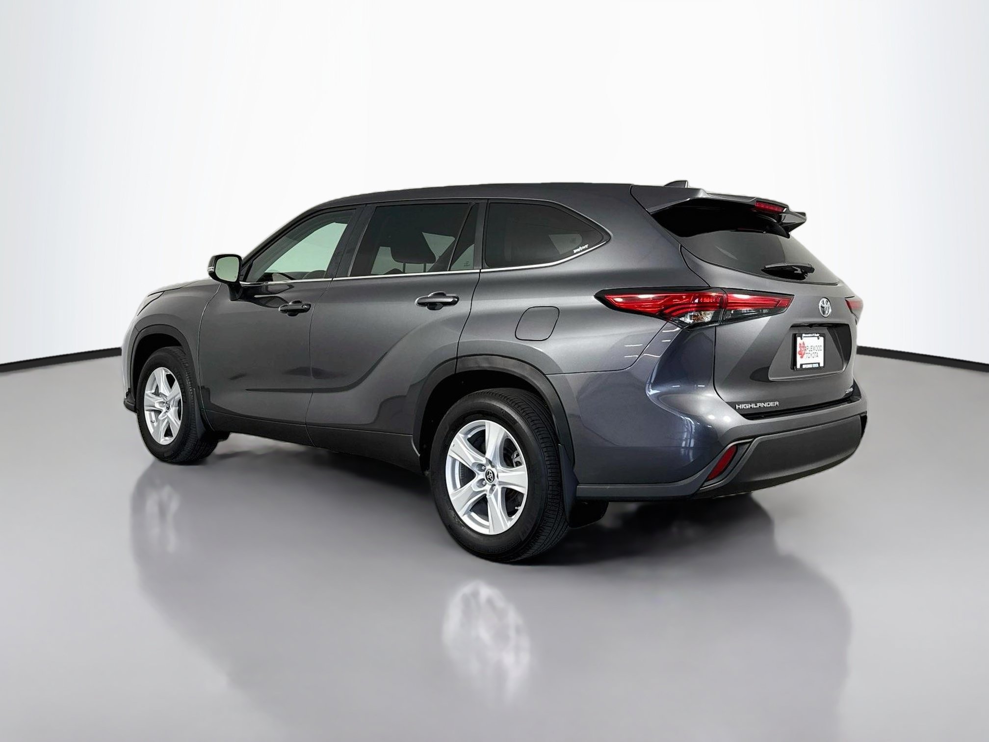Used 2023 Toyota Highlander LE AWD/4WD image 5