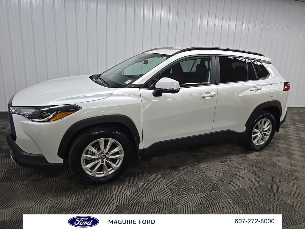 Used 2023 Toyota Corolla Cross LE w/ Moonroof Package image 7