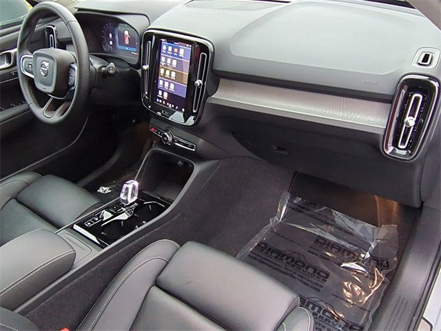 Used 2025 Volvo XC40 B5 Plus image 20