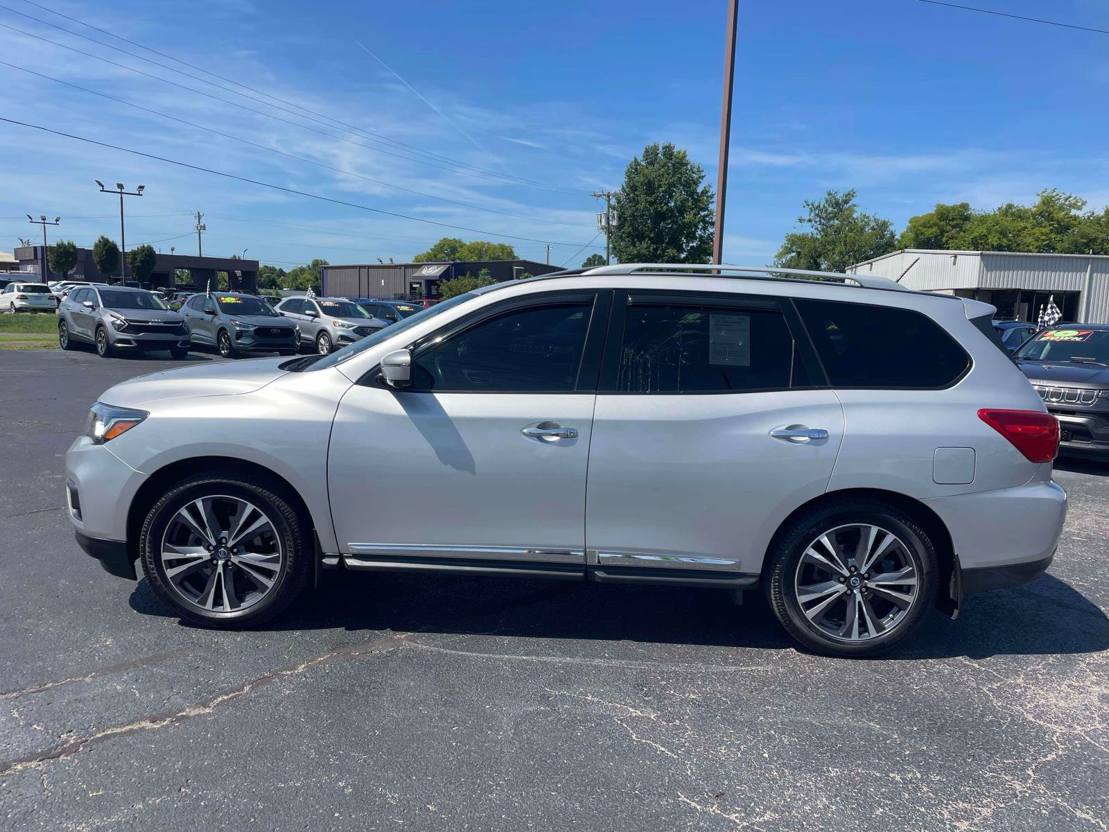 Used 2017 Nissan Pathfinder Platinum w/ Family Entertainment Package AWD/4WD image 4