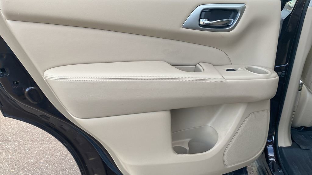 Used 2019 Nissan Pathfinder Platinum image 12