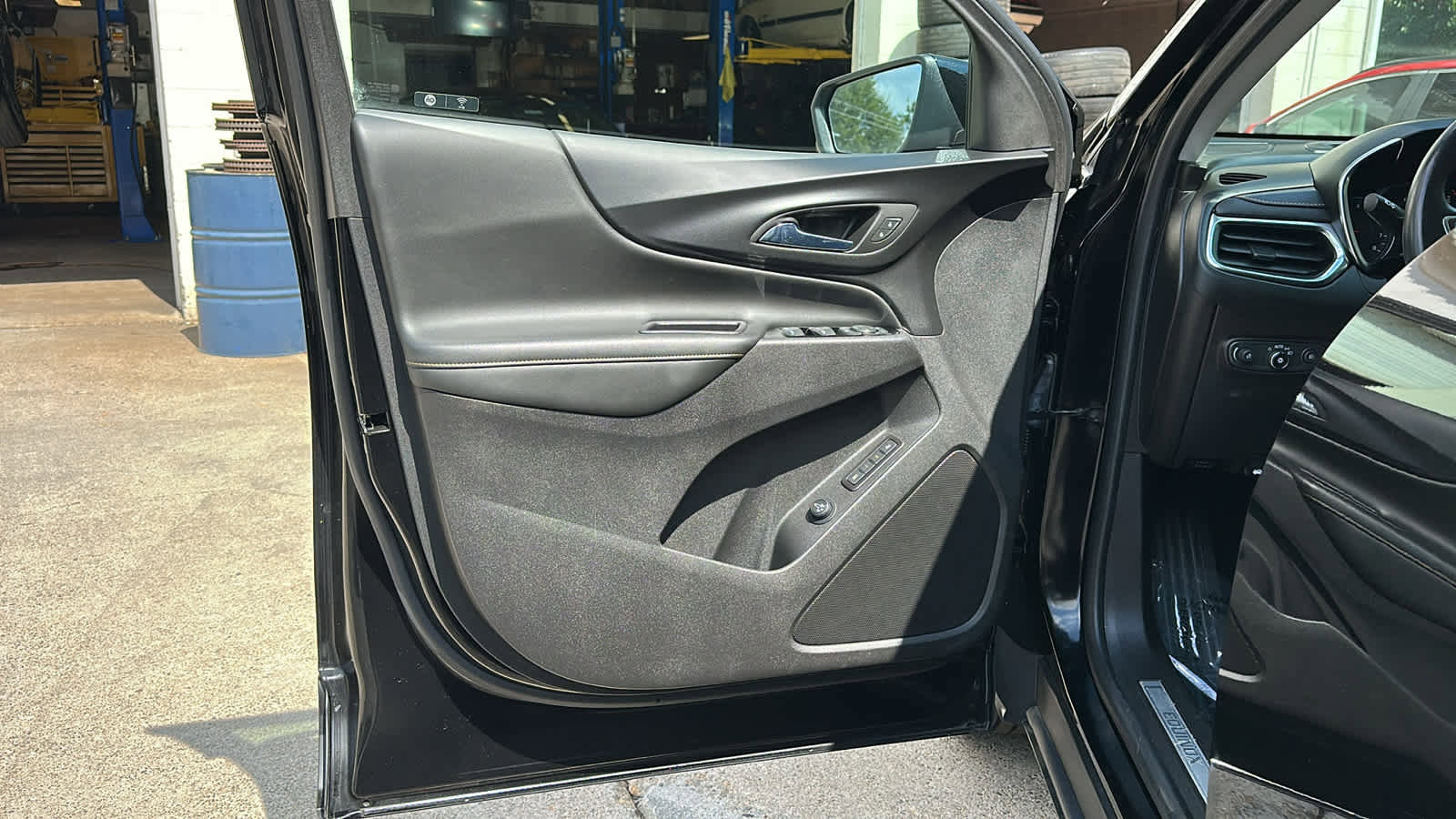 Used 2022 Chevrolet Equinox Premier image 11