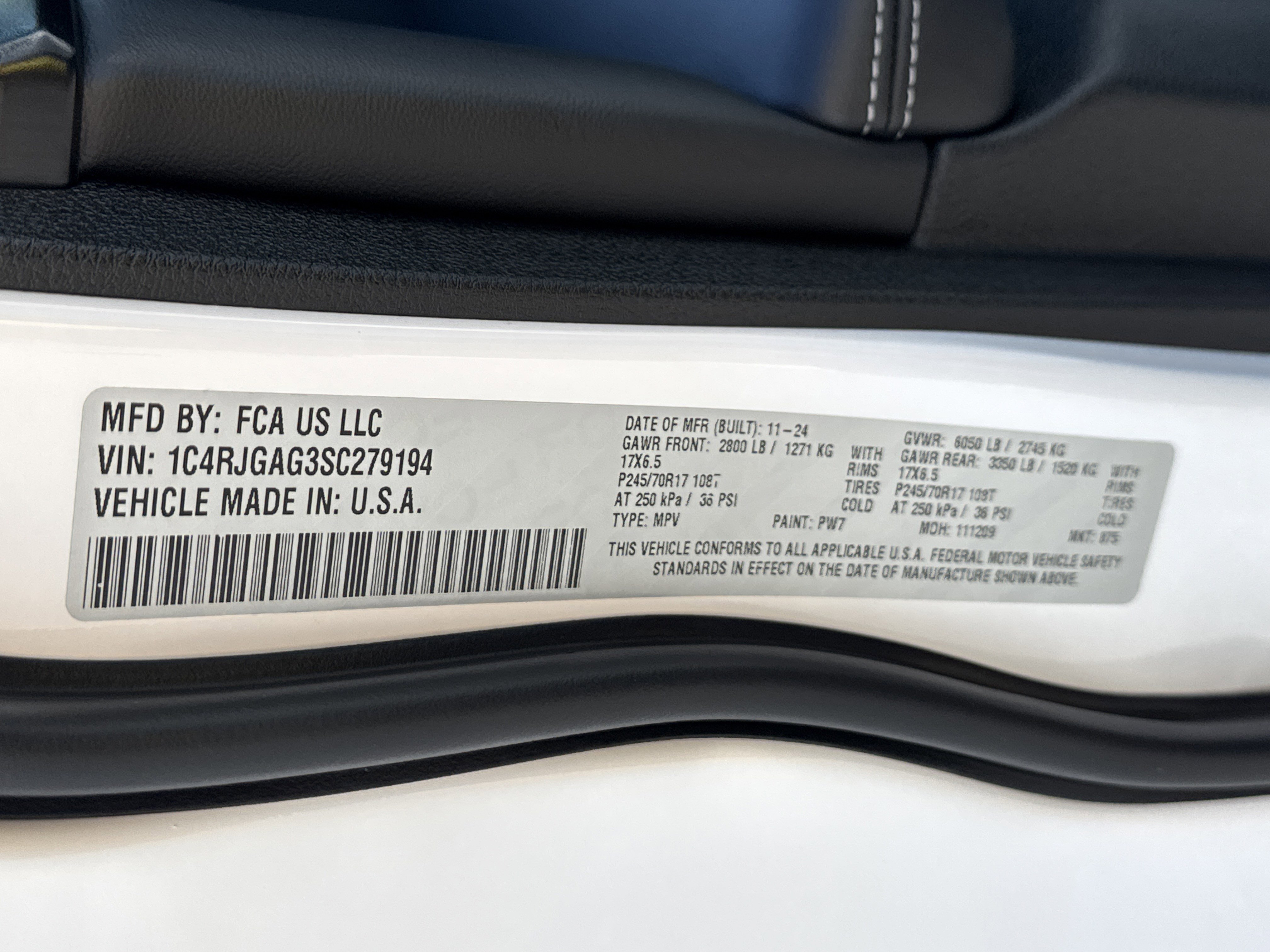 Used 2025 Jeep Grand Cherokee Laredo w/ Luxury Tech Group I image 39