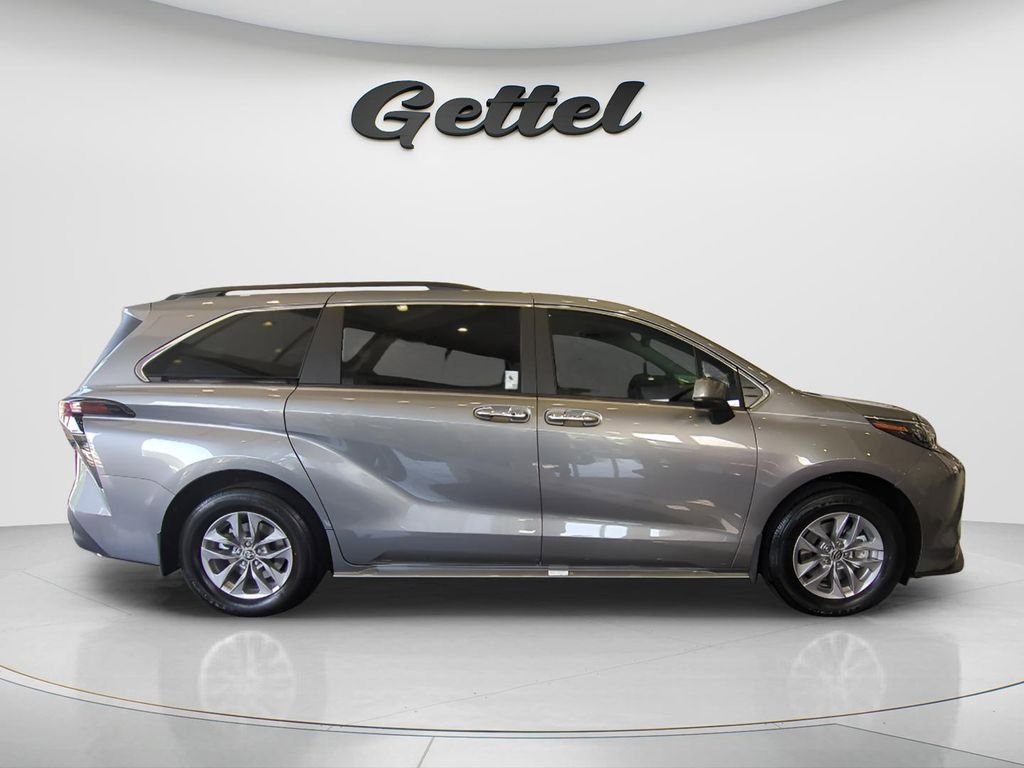 New 2026 Toyota Sienna XLE FWD image 4