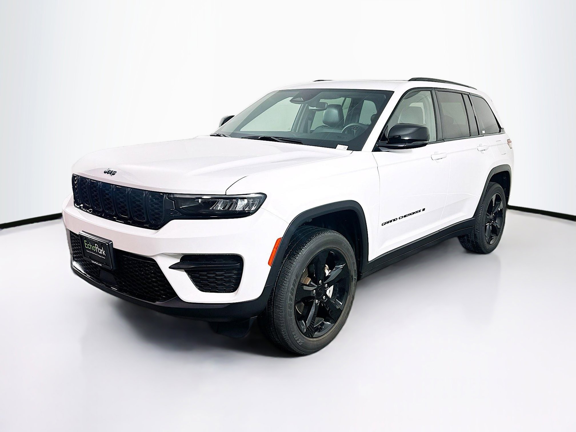 Used 2023 Jeep Grand Cherokee Altitude AWD/4WD image 3
