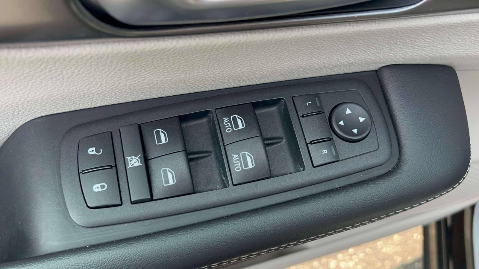 Used 2024 Chrysler Pacifica Limited FWD image 19