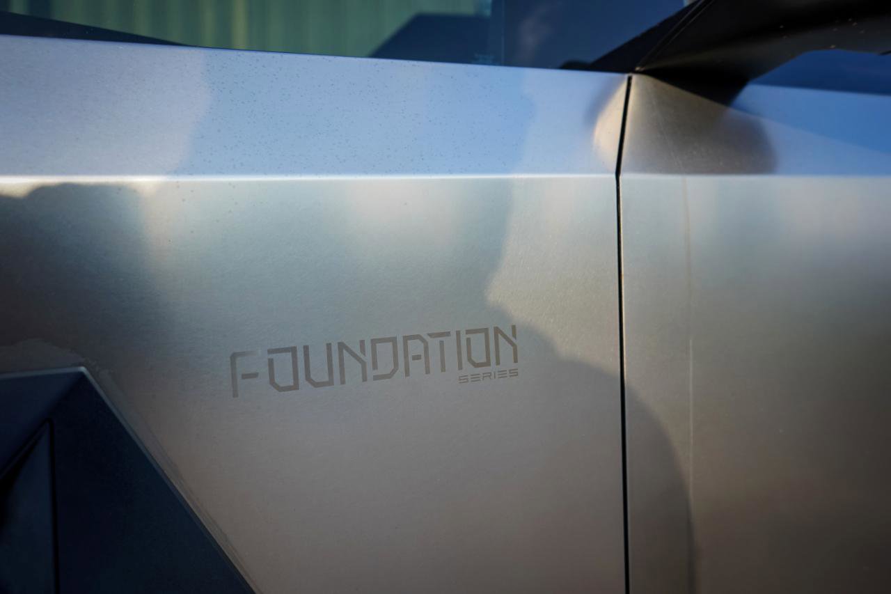 Used 2024 Tesla Cybertruck AWD Crew Cab image 7