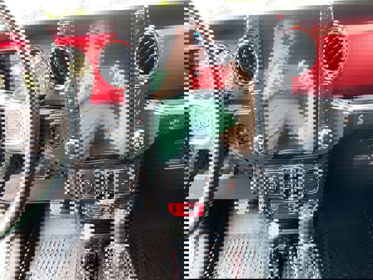 Used 2018 Jeep Wrangler Unlimited Rubicon w/ Dual Top Group AWD/4WD image 12