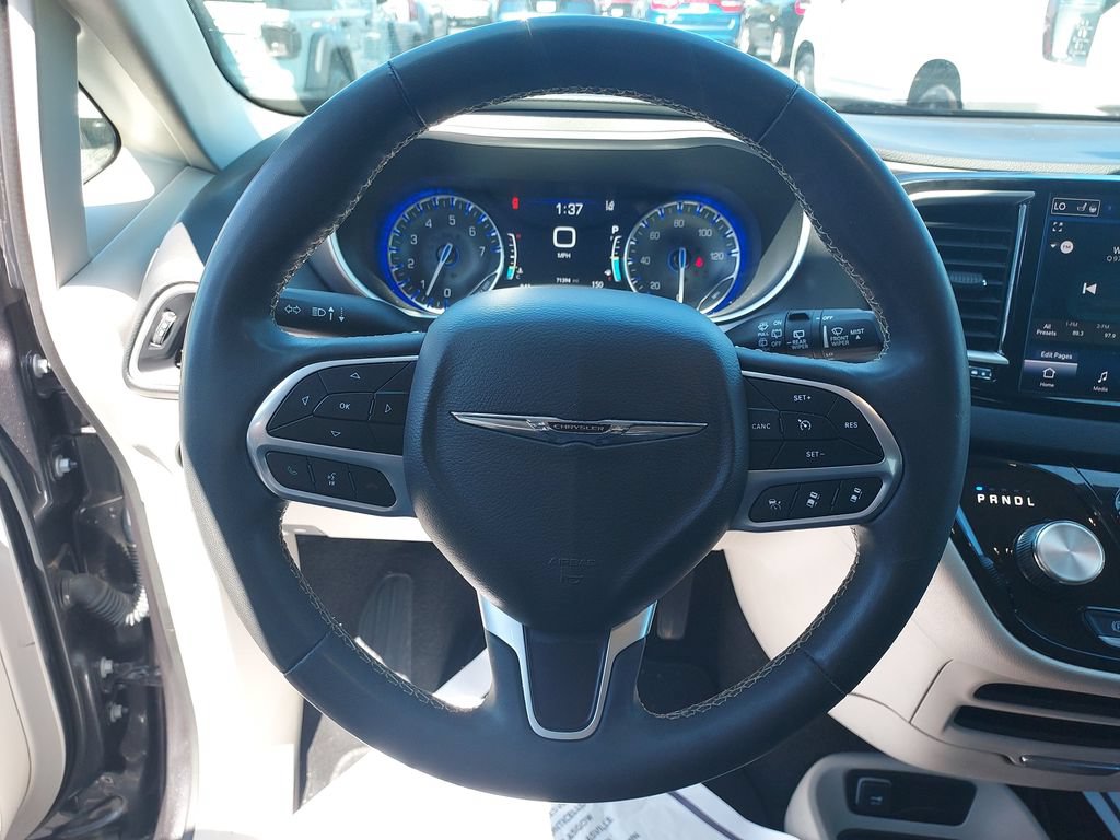 Used 2023 Chrysler Pacifica Touring-L FWD image 17