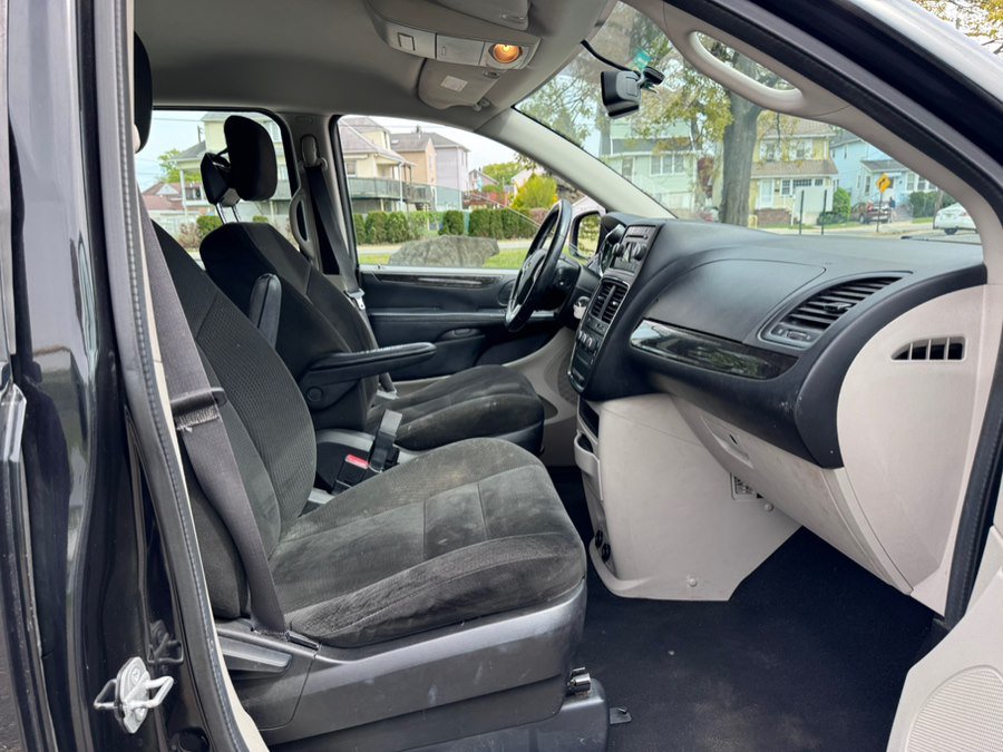 Used 2015 Dodge Grand Caravan American Value Package w/ UConnect Hands-Free Group FWD image 13