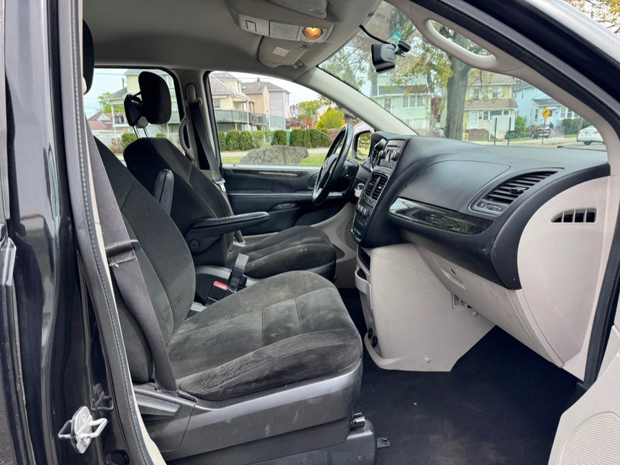 Used 2015 Dodge Grand Caravan American Value Package w/ UConnect Hands-Free Group FWD image 13