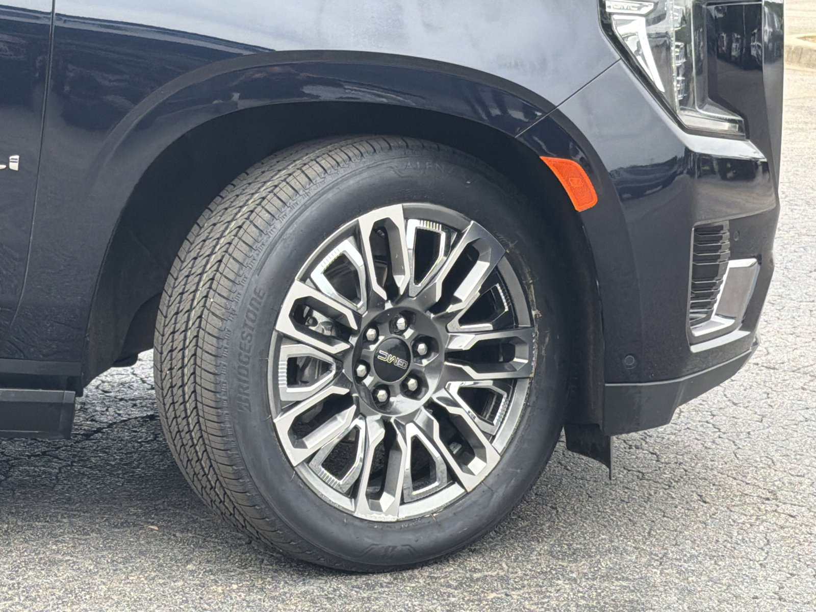 Used 2024 GMC Yukon XL Denali Ultimate AWD/4WD image 5