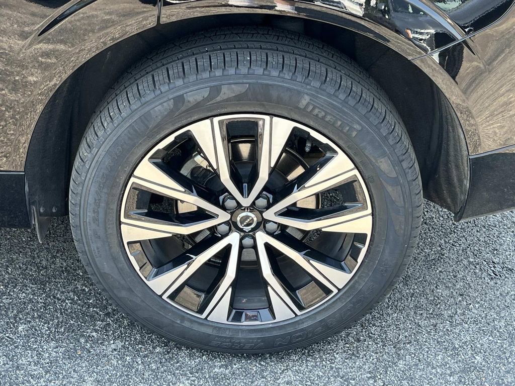 Certified 2023 Volvo XC60 B5 Plus AWD/4WD image 11