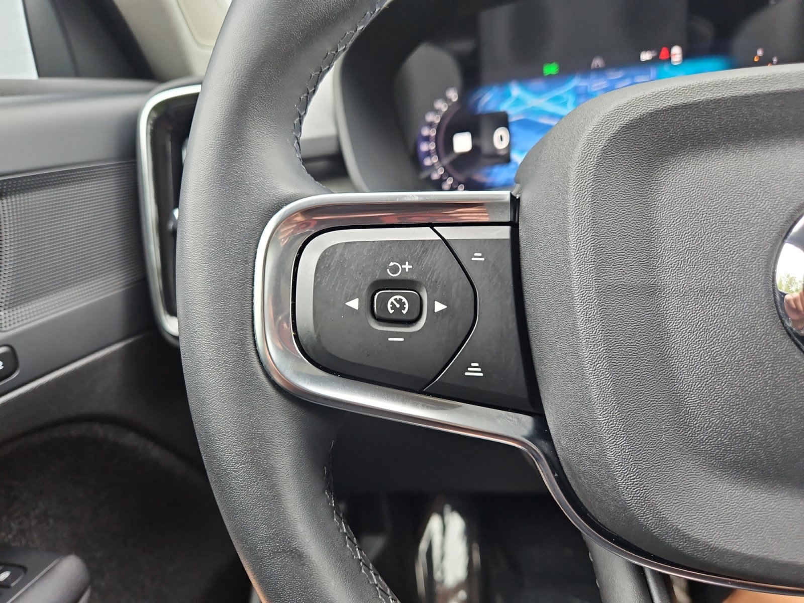 Used 2024 Volvo XC40 B5 Plus w/ Climate Package AWD/4WD image 25