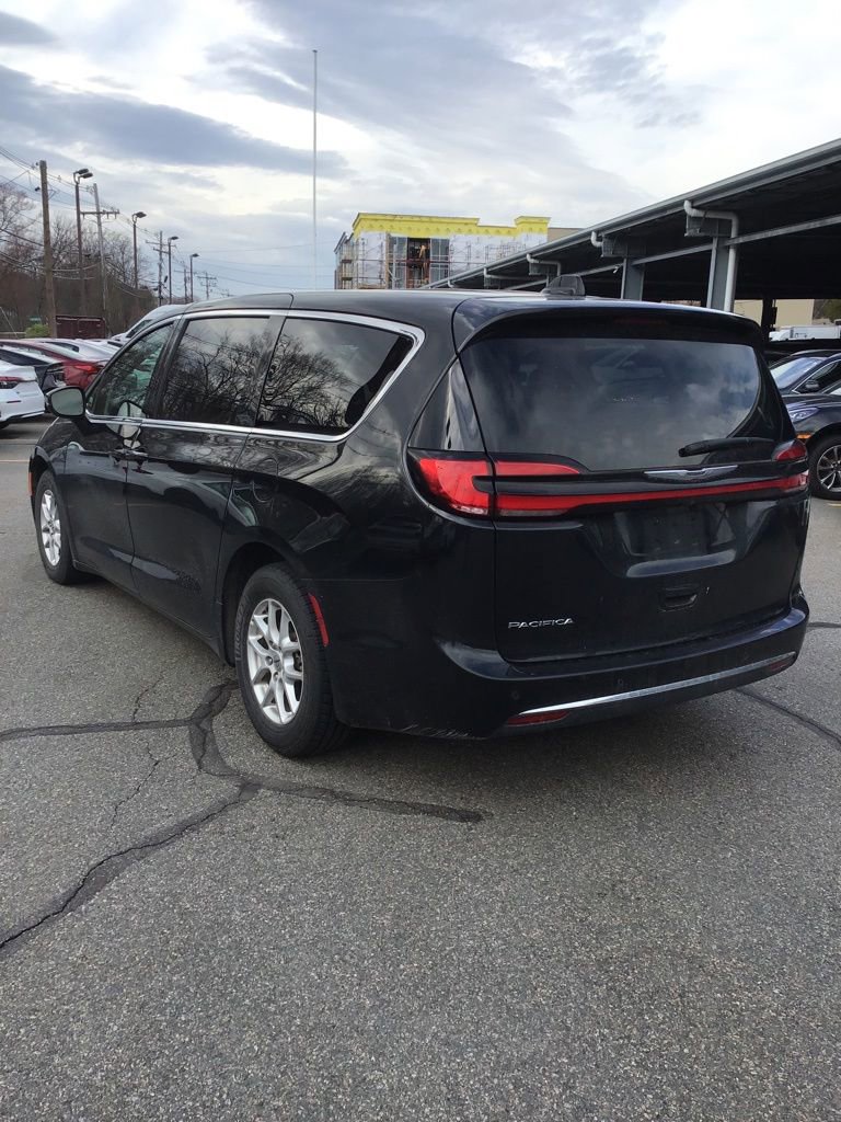 Used 2023 Chrysler Pacifica Touring-L image 3