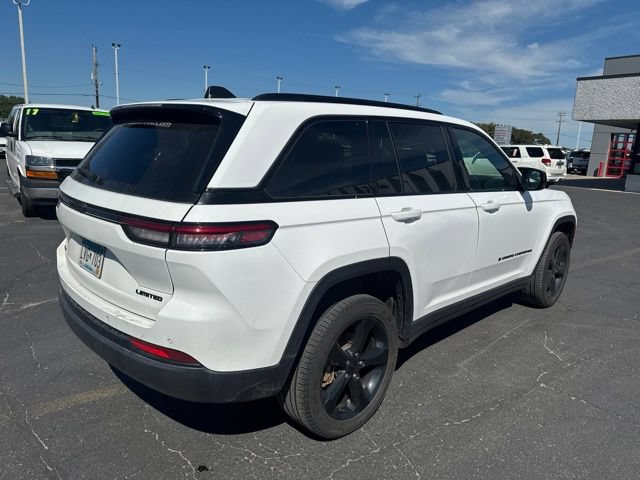 Used 2024 Jeep Grand Cherokee Limited w/ Black Appearance Package AWD/4WD image 10