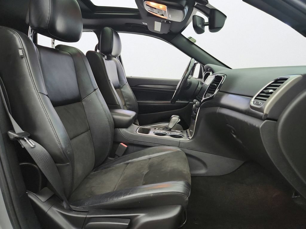 Used 2019 Jeep Grand Cherokee Laredo AWD/4WD image 30