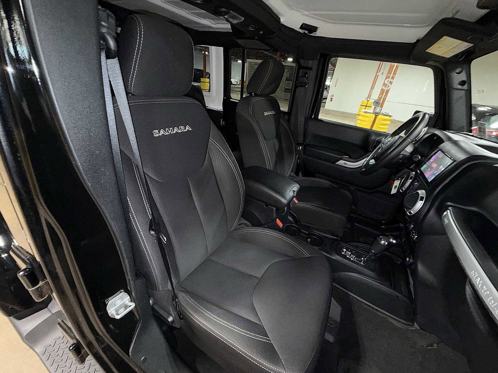 Used 2016 Jeep Wrangler Unlimited Sahara w/ Connectivity Group AWD/4WD image 16