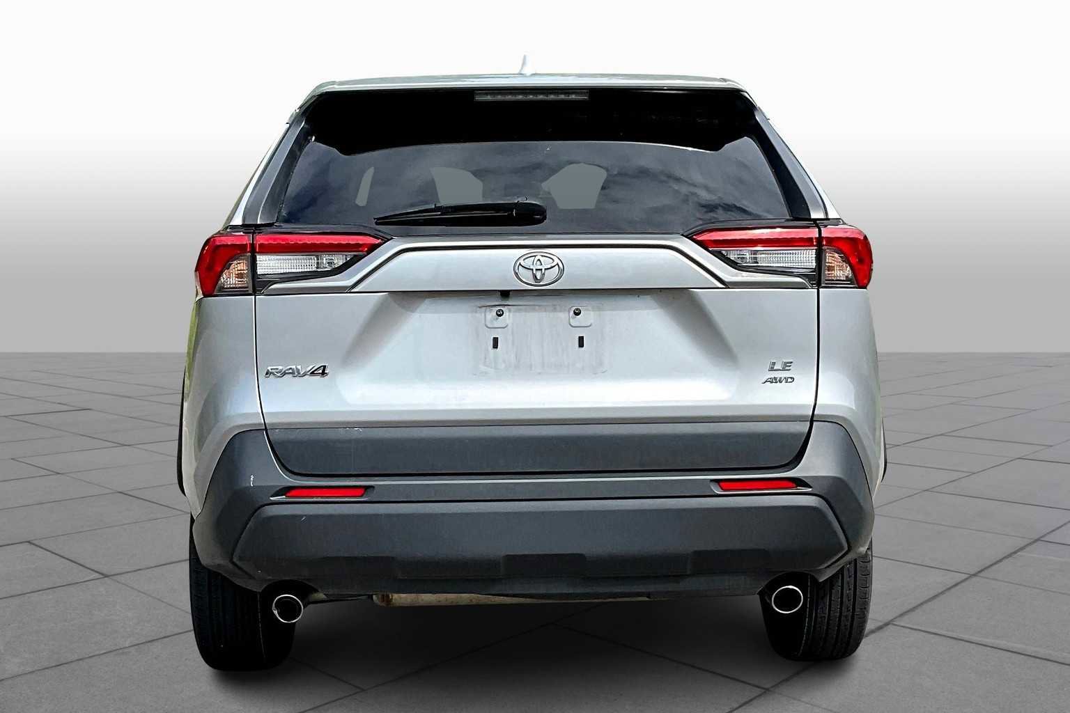 Used 2022 Toyota RAV4 LE image 5