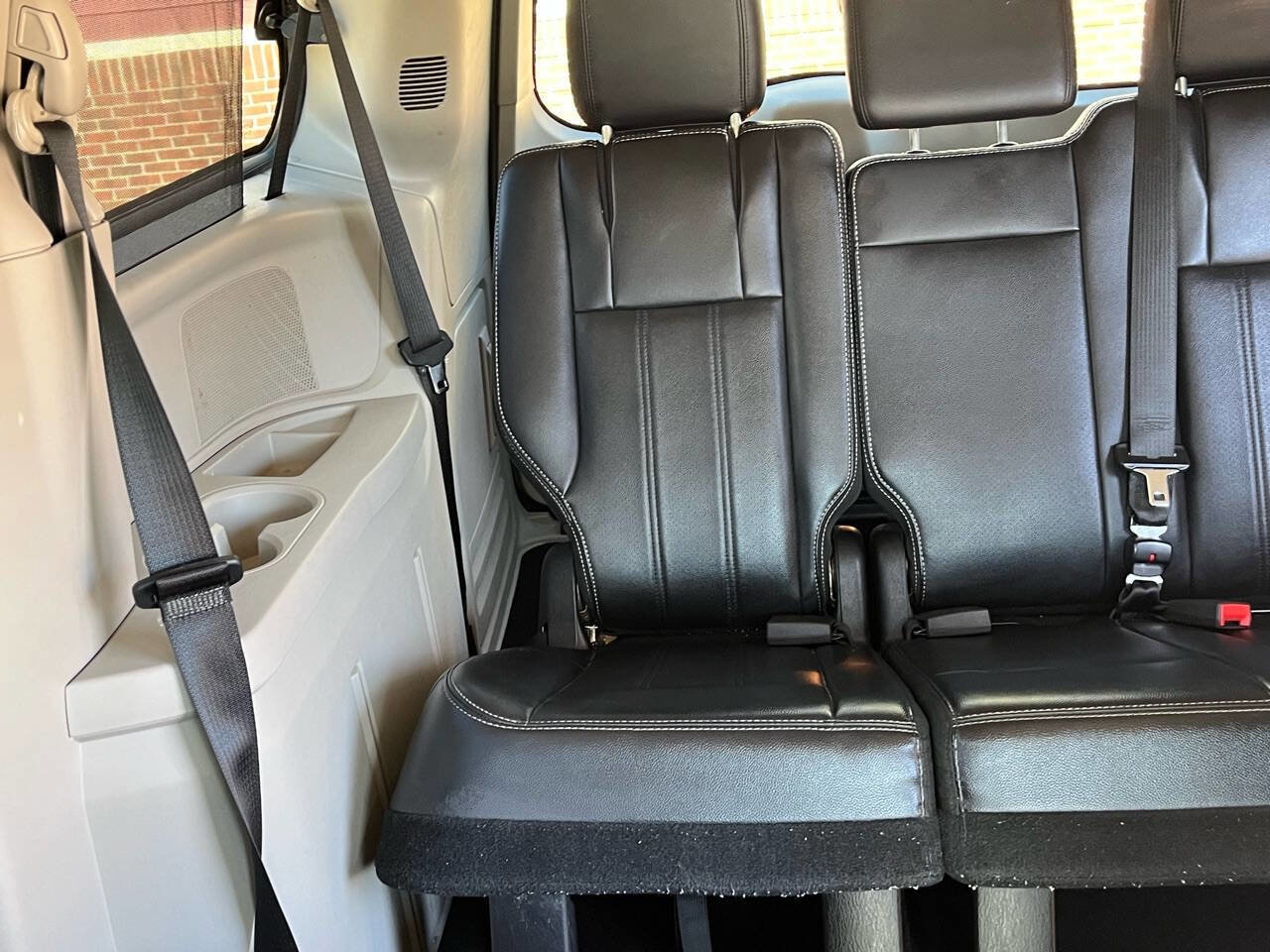 Used 2011 Chrysler Town & Country Touring-L image 29