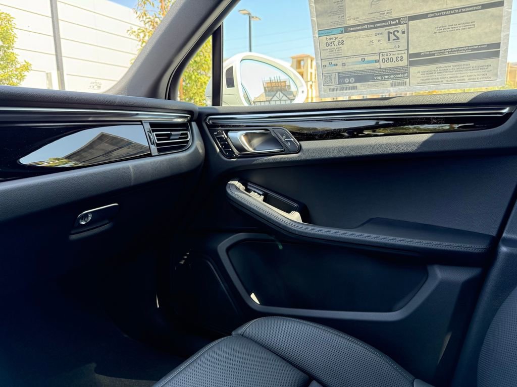Used 2025 Porsche Macan image 24