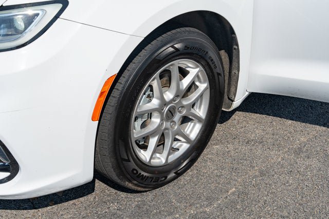 Used 2024 Chrysler Pacifica Touring-L FWD image 11