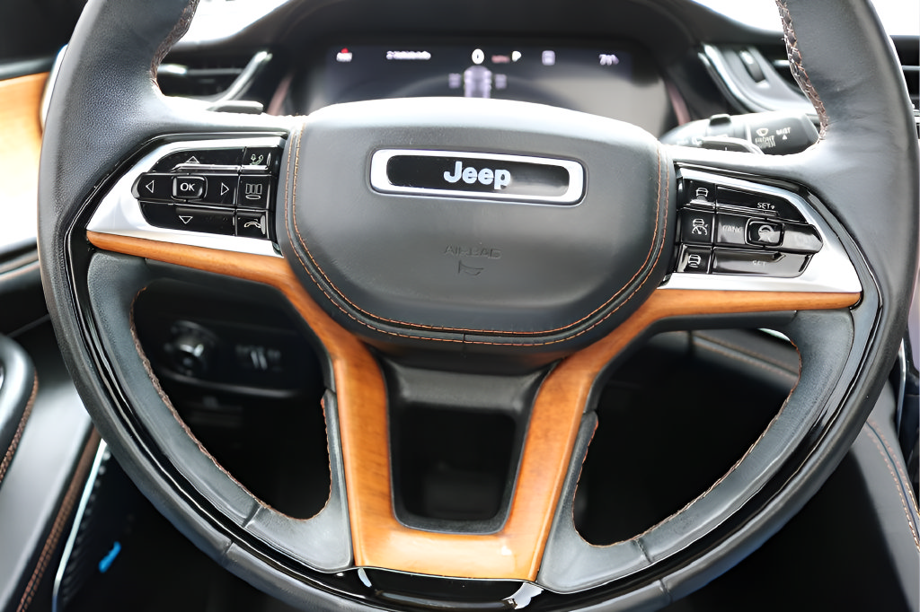 Used 2023 Jeep Grand Cherokee Summit AWD/4WD image 18