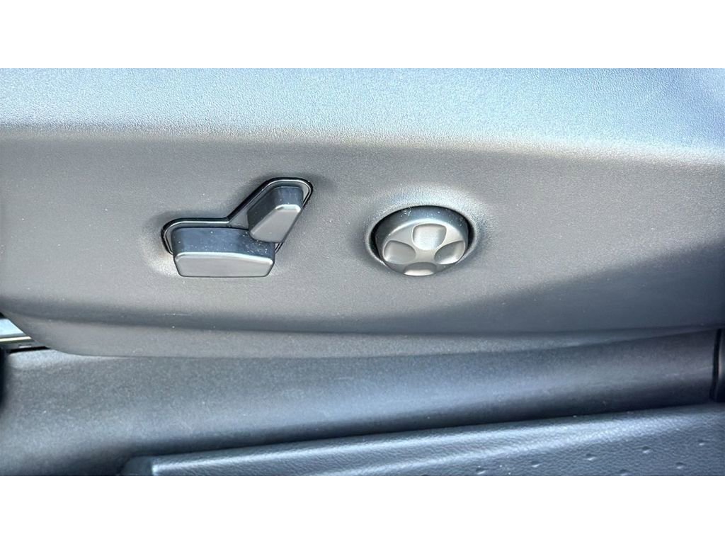 Used 2025 Chrysler Pacifica Select image 26